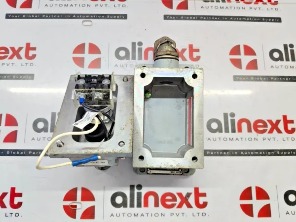 Allen-Bradley 800H-NP33 enclosure cover 800H-1HZX7/800H-2HAD10R7