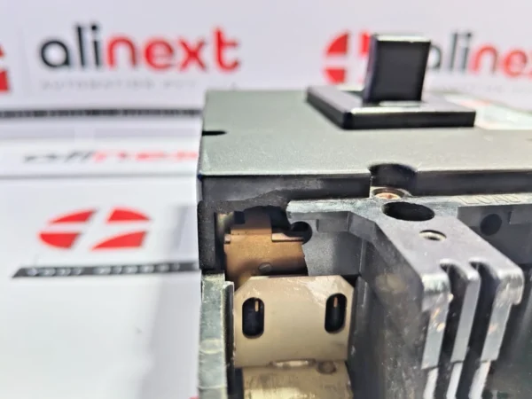 GoldStar ABE 202 molded case circuit breaker (crack)