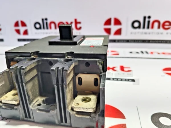 GoldStar ABE 202 molded case circuit breaker (crack)