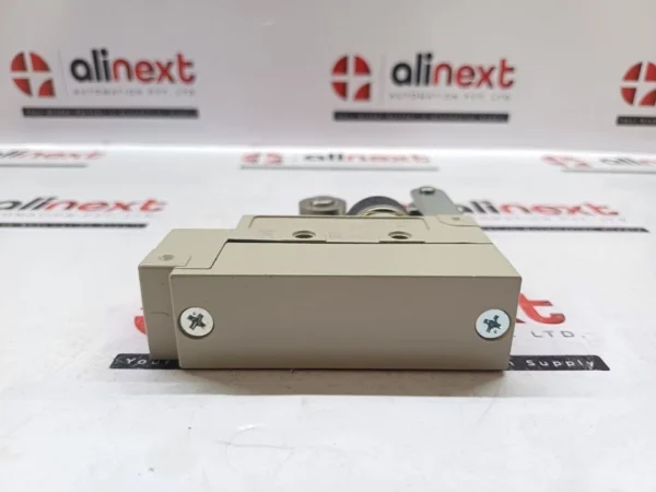 Omron ZE-NA2-2 Limit Switch (Roller Lever Type)