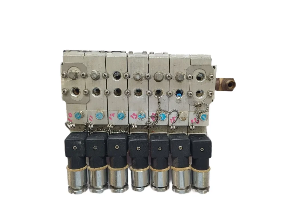 Kaneko Sangyo MB15G-8-A3P Air Solenoid Valve Manifold 4-Way AC200/220V