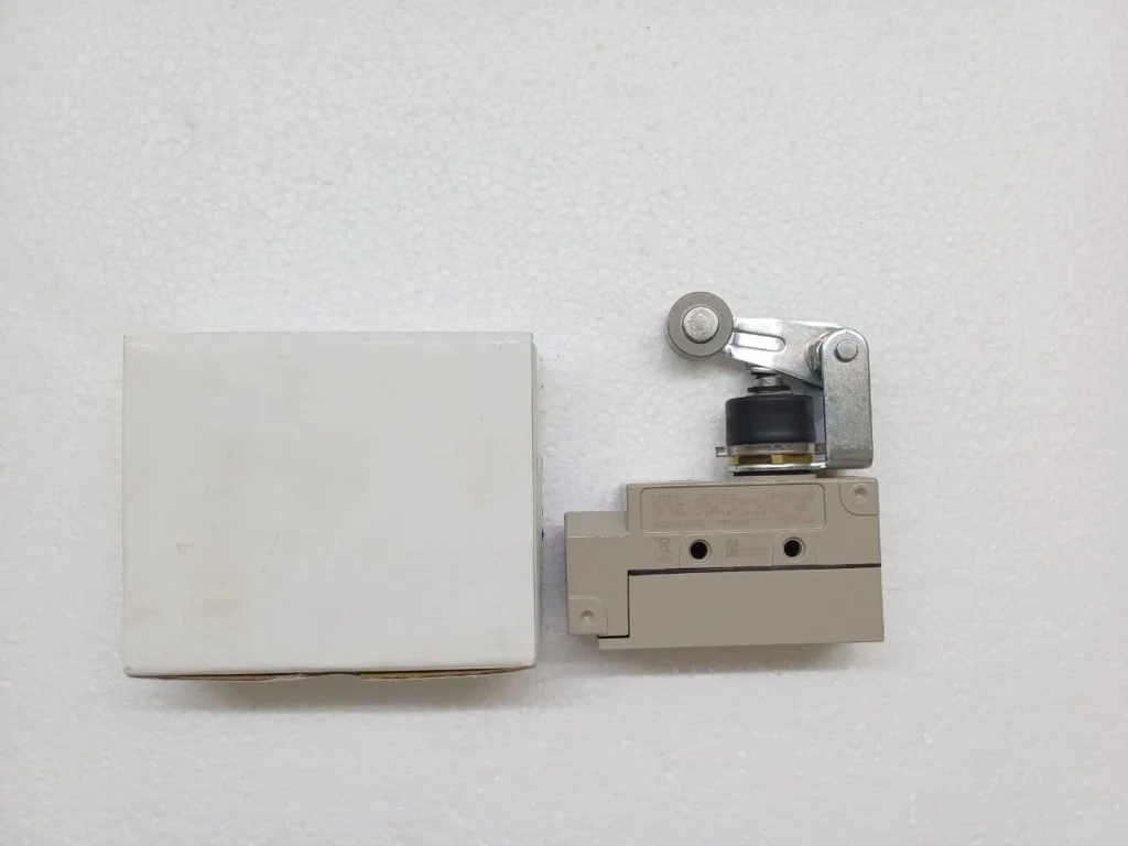 Omron ZE-NA2-2 Limit Switch Roller Lever 15A 250VAC